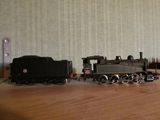 deux petits trains posés l'un à côté de l'autre sur une table
