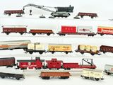 beaucoup de petits trains miniatures posés sur une étagère