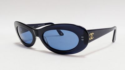 lunettes de soleil Chanel noires à verres bleus