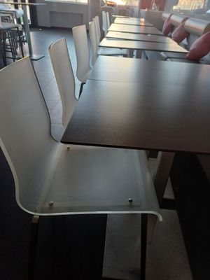 des tables et des chaises dans un restaurant avec vue sur la ville