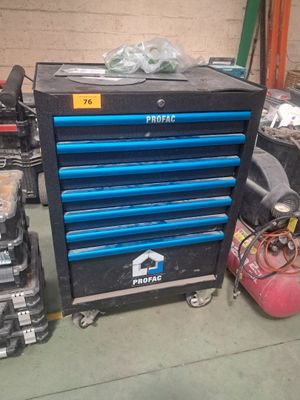une photo d'une armoire à outils bleue dans un garage