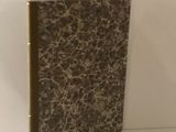 un livre posé sur une table blanche