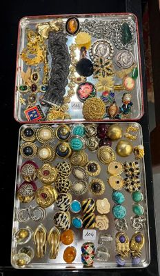 de nombreux types de bijoux différents dans un écrin en métal
