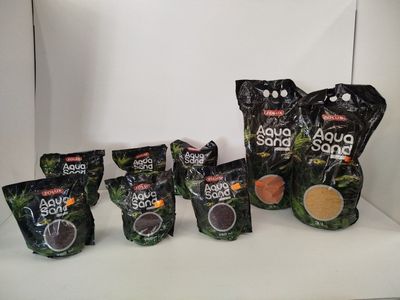 un tas de sacs de provisions posés sur un comptoir