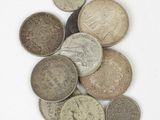 une pile de vieilles pièces de monnaie sur une surface blanche