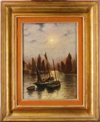 un tableau représentant un bateau sur l'eau, avec la pleine lune en arrière-plan