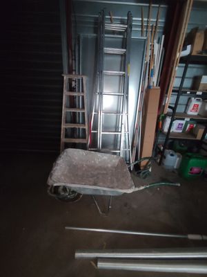 une remorque garée dans un garage