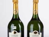 deux bouteilles de champagne posées l'une à côté de l'autre sur une table