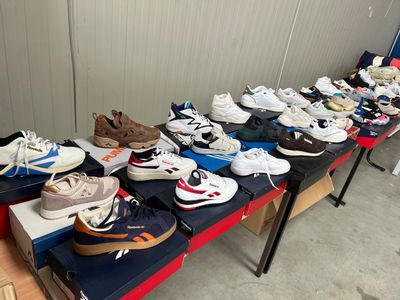 Stock de chaussures comprenant :