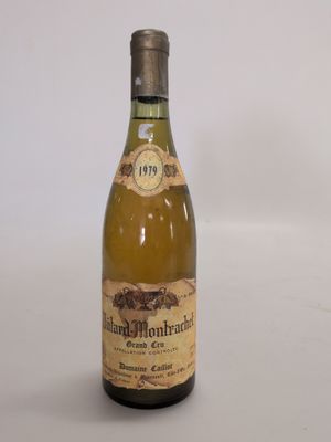 une vieille bouteille de vin posée sur une table blanche