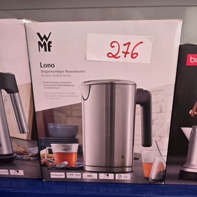 deux cartons de cafetières sur une étagère dans un magasin