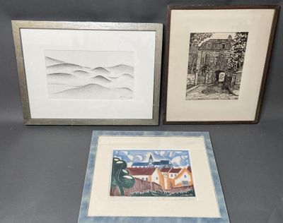 trois photos encadrées représentant une maison et une maison posée sur une table