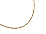 gros plan d'un collier en or sur fond blanc