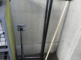 une machine qui se trouve dans le coin d'une pièce