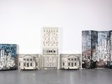 cinq types d'œuvres d'art exposées dans une même salle