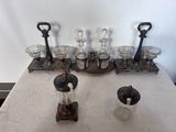 une table sur laquelle se trouvent de nombreux objets en verre
