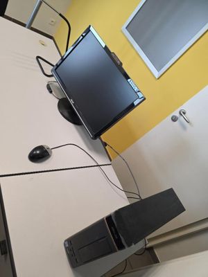 un bureau équipé d'un ordinateur et d'un moniteur