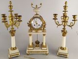 trois types d'horloges différents et une clé posés sur la table