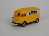 camionnette jaune sur une surface blanche, avec un fond blanc