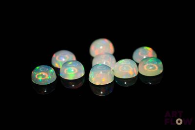 un ensemble de pierres oplites blanches sur un fond noir