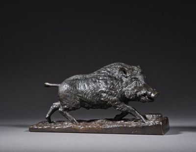 sculpture en bronze représentant un sanglier, posée sur un socle en bois, sur fond gris