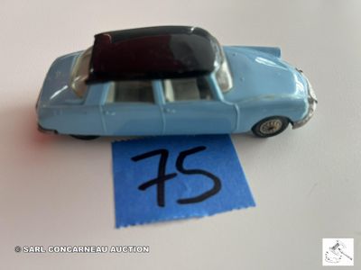 une petite voiture posée sur une feuille de papier