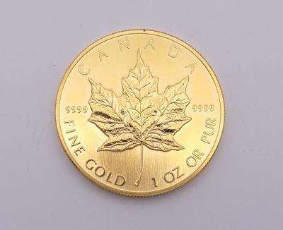 pièce d'or représentant une feuille d'érable sur un fond blanc