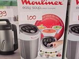 trois boîtes de soupe « Morline Easy » et un appareil à soupe dans un magasin