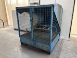 une cage avec un ventilateur à l'intérieur, dans une pièce