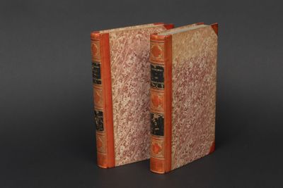 deux vieux livres posés l'un sur l'autre sur une surface noire