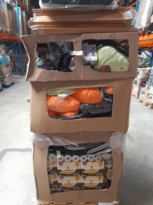 un téléviseur posé sur un chariot en carton dans un magasin