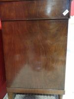 Petit buffet bas en acajou et placage d'acajou, ouvrant par … (photo 5)