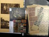tout un tas de vieux timbres posés ensemble sur la table