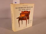 Le livre est posé sur une table, avec un mot devant.