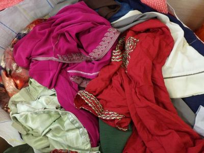 une pile de vêtements dans un panier sur le sol