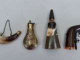 Plusieurs types de pipes à fumer sont alignés sur une table