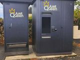 deux poubelles placées l'une à côté de l'autre au bord de la route