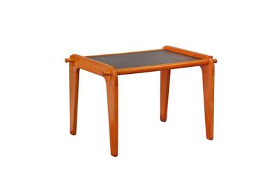 une petite table en bois avec un plateau en verre sur fond blanc