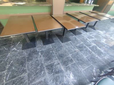 trois bancs posés sur un sol en marbre