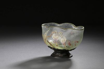 une image représentant un bol en verre orné d'un motif floral