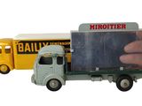 un camion et un bus miniatures sur fond blanc