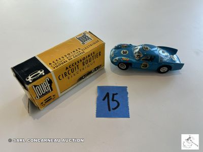 une petite voiture miniature à côté d'une boîte d'allumettes