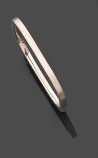 un bracelet en argent avec un motif incurvé