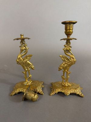 paire de bougeoirs anciens en laiton ornés d'oiseaux et de fleurs