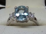 une bague sertie d'une topaze bleue et de diamants