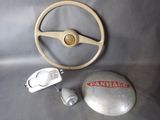 une photo montrant un volant, une télécommande et d'autres objets posés sur une table