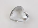 bague en forme de cœur plaquée argent sur un fond blanc