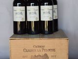 six bouteilles de vin se trouvent dans une caisse en bois posée sur une table