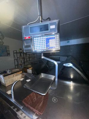 une photo d'une cuisine avec une balance et des plateaux posés sur le plan de travail