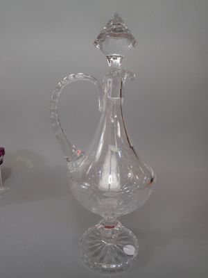 Carafe en cristal taillé en forme d'aiguière avec son boucho…